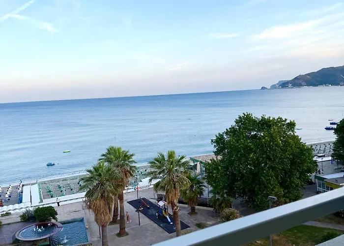 La Finestra Sul Blu - Sea View アパート サヴォーナ